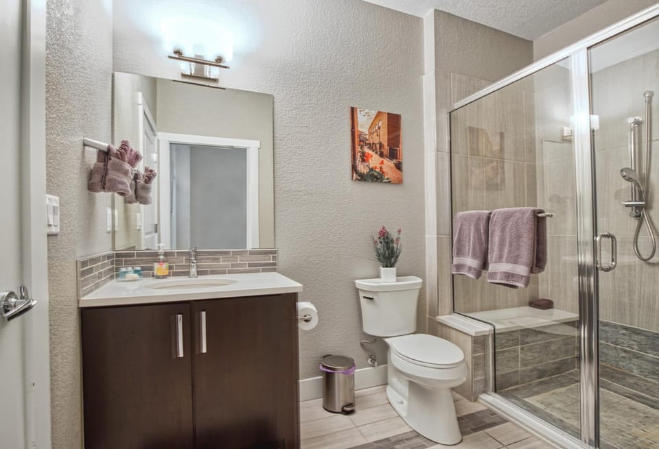 Shower, Toilet, Bath, towels