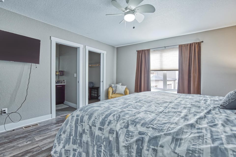 Bed, TV and multimedia, Photo of the whole room, Bedroom