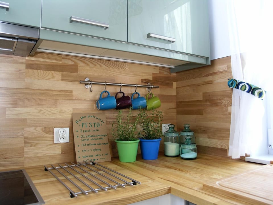 Coffee/tea facilities, Kitchen or kitchenette, stove