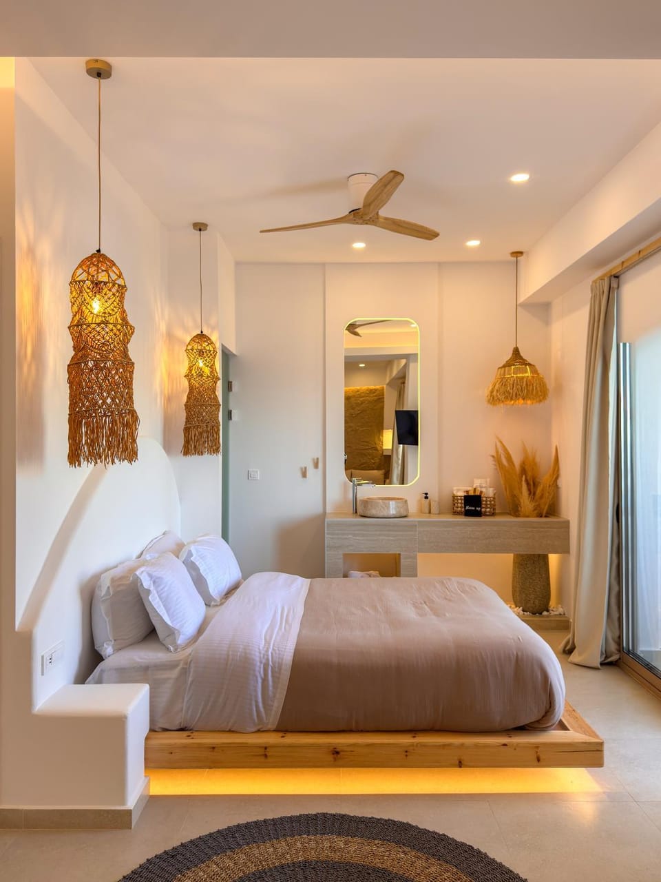 Bed, Living room, Photo of the whole room, Seating area, Bedroom, air conditioner