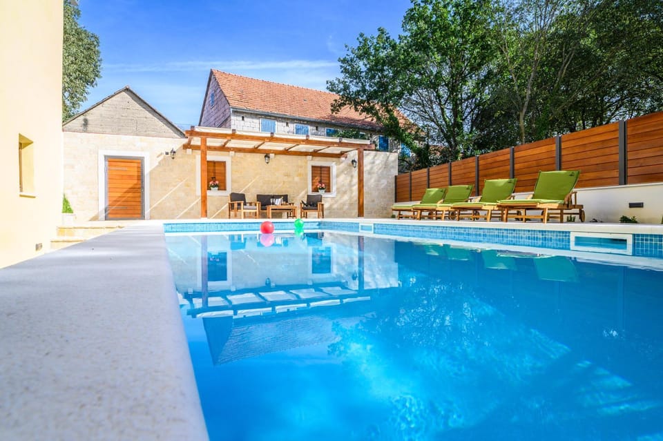 Property building, Patio, Day, Pool view, Swimming pool, sunbed