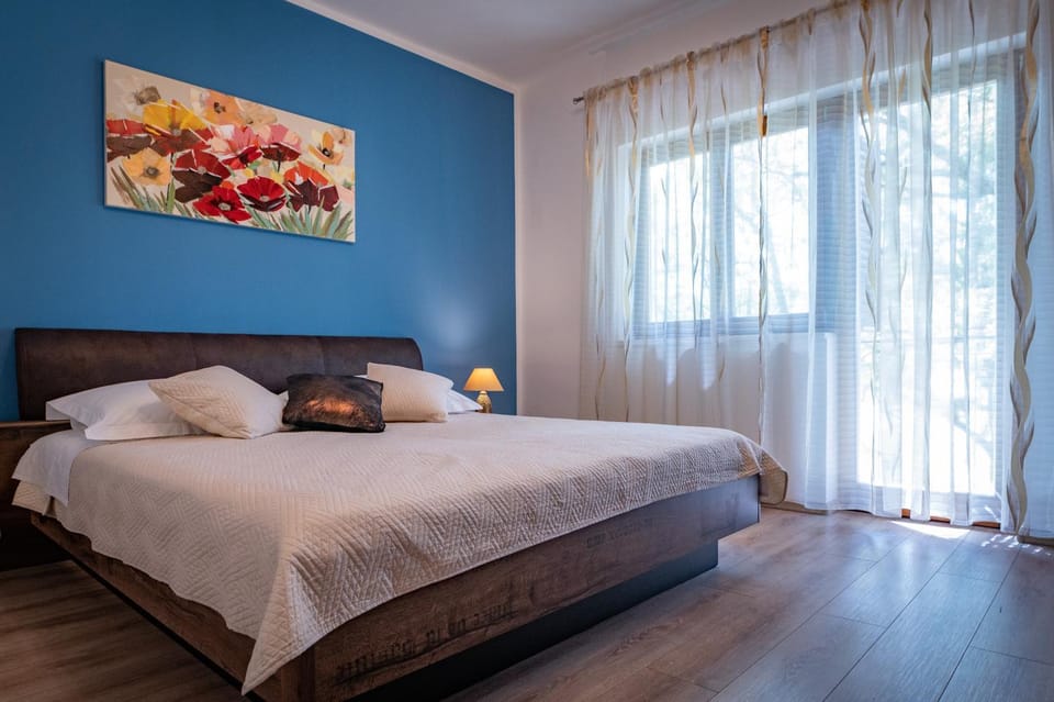 Bed, Bedroom, Garden view, Mountain view