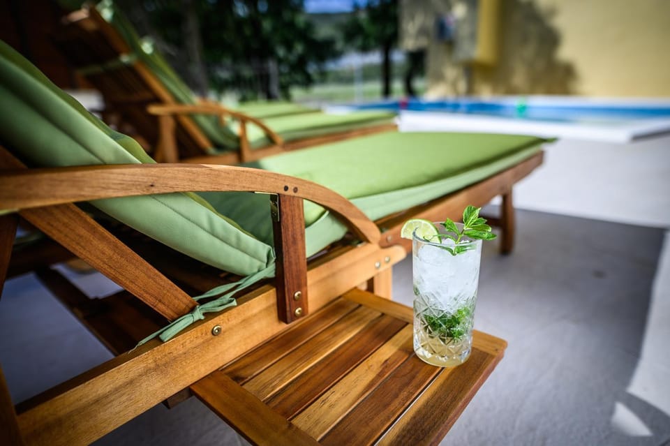 Patio, Day, Food and drinks, Pool view, Swimming pool, Drinks, sunbed