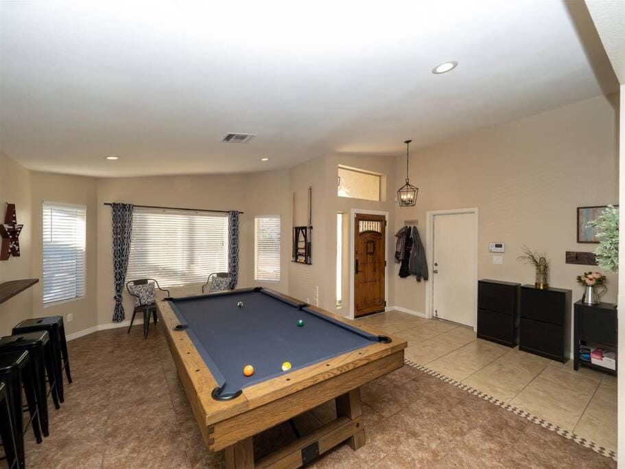 Spacious house with pool heater, hot tub, billiards House in Phoenix