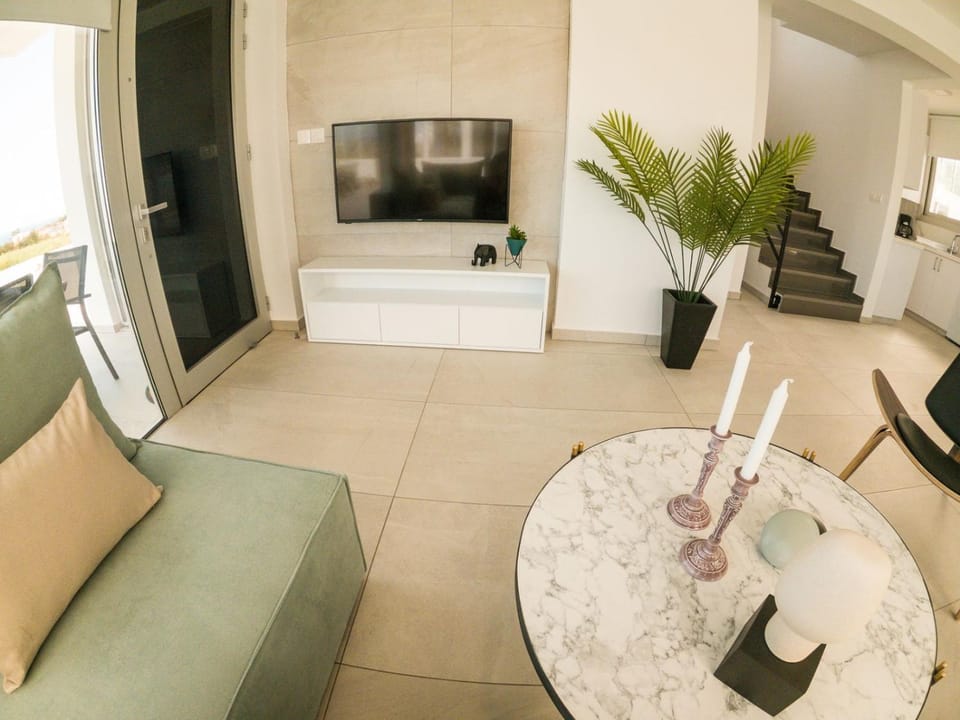 Living room, Pool view