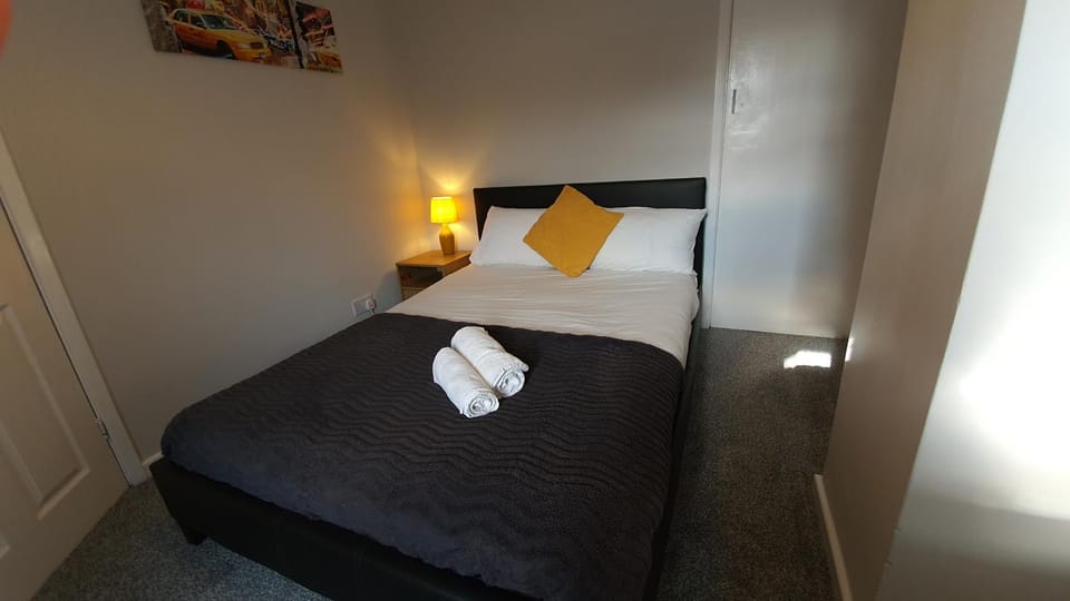 Bed, Bedroom, towels