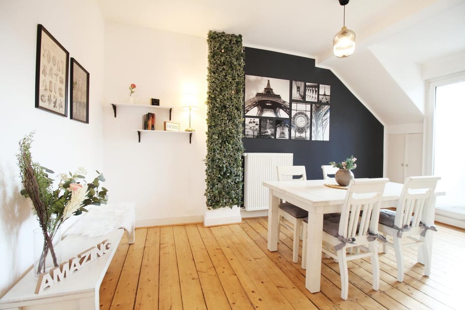 Kitchen or kitchenette, Seating area, Dining area