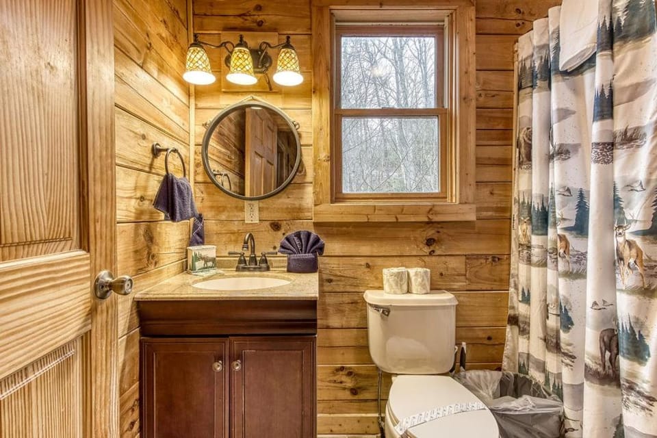 Bucky's Bungalow, Free Attraction Tickets, Hot Tub, WIFI!!! Chalet in Pittman Center