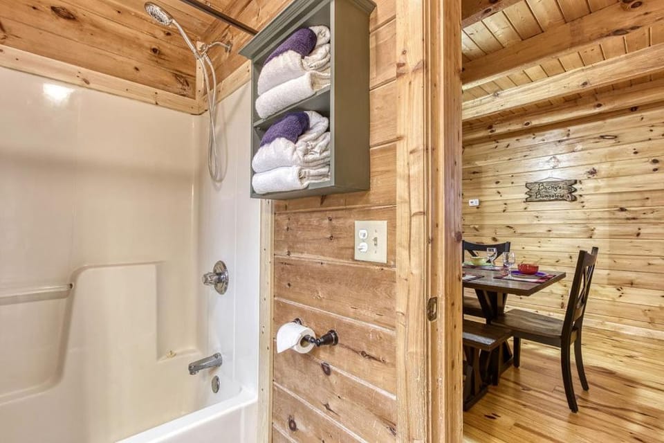 Bucky's Bungalow, Free Attraction Tickets, Hot Tub, WIFI!!! Chalet in Pittman Center
