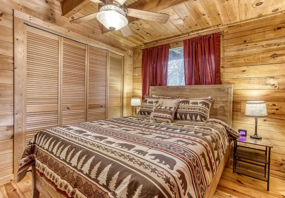 Bucky's Bungalow, Free Attraction Tickets, Hot Tub, WIFI!!! Chalet in Pittman Center