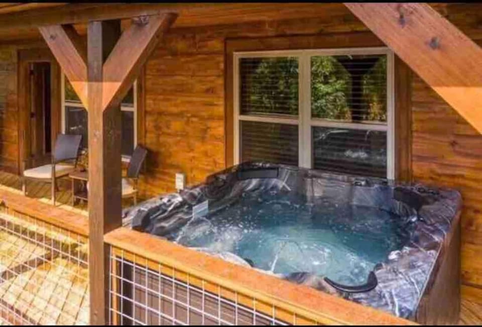 Lux Cabin Mtn Views, Flat Parking, Dog Friendly! Cabin in Pittman Center