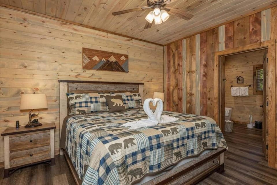 Lux Cabin Mtn Views, Flat Parking, Dog Friendly! Cabin in Pittman Center