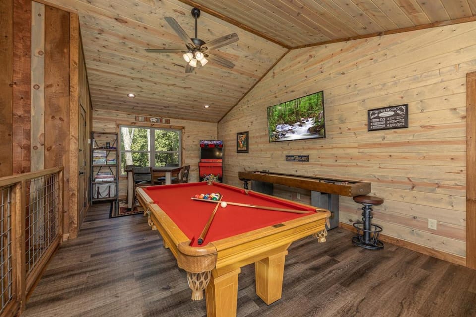 Lux Cabin Mtn Views, Flat Parking, Dog Friendly! Cabin in Pittman Center