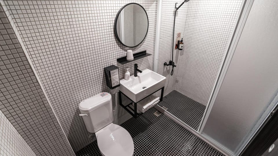 Shower, Toilet