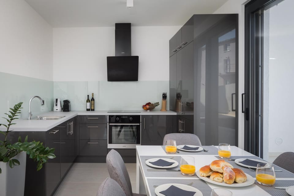 Coffee/tea facilities, Kitchen or kitchenette, Seating area, Dining area
