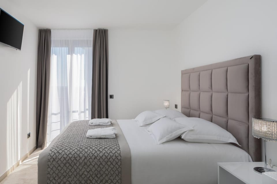Bed, TV and multimedia, Bedroom, towels