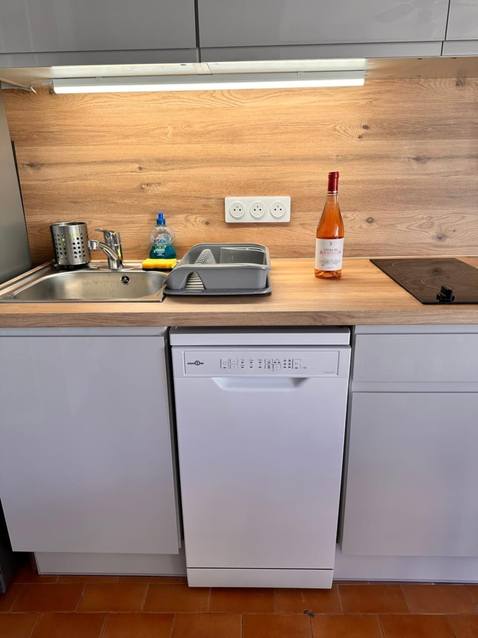 Kitchen or kitchenette, dishwasher