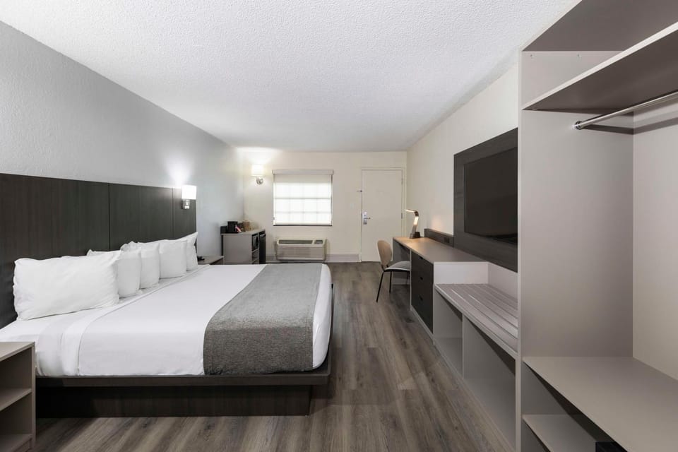 Photo of the whole room, Bedroom