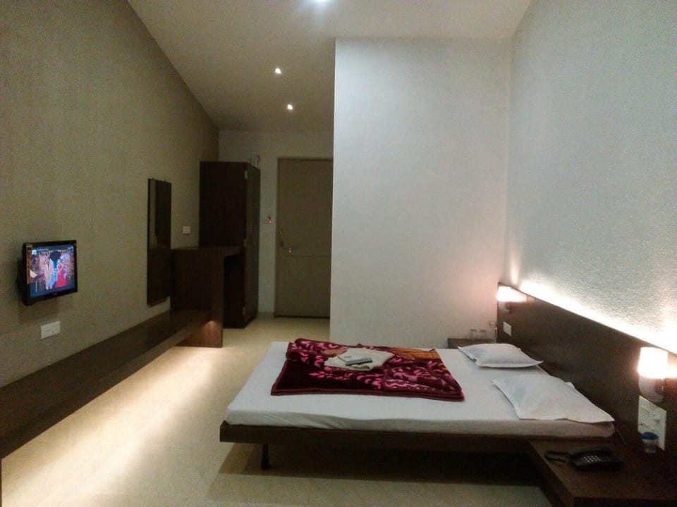 Bed, TV and multimedia, Photo of the whole room, Bedroom
