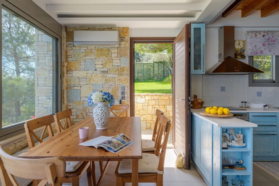 Garden, Food and drinks, Seating area, Dining area, Food, Garden view, pet friendly, air conditioner