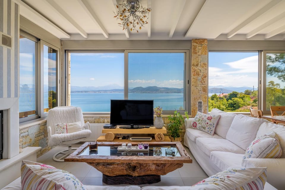 Natural landscape, TV and multimedia, Living room, Seating area, Sea view