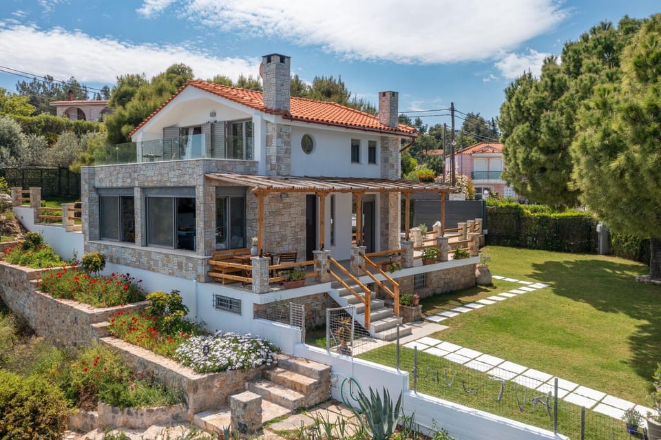 Property building, Day, Natural landscape, Garden, Garden view