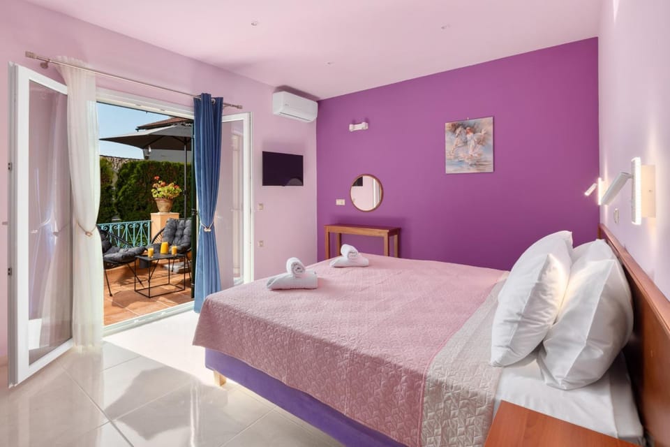Bed, TV and multimedia, Photo of the whole room, Bedroom, towels