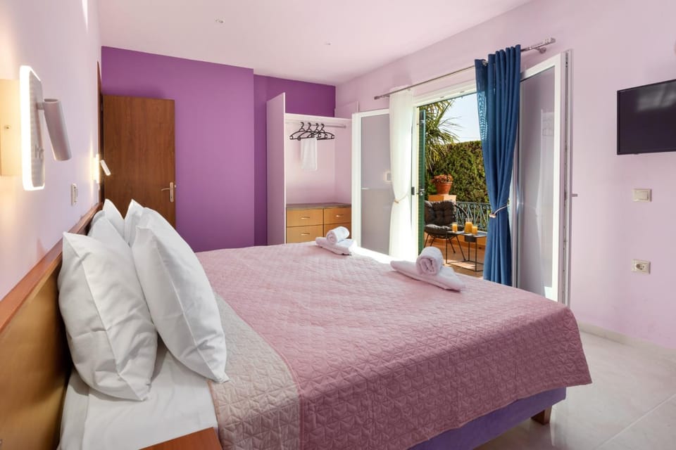 Bed, TV and multimedia, Photo of the whole room, towels, air conditioner