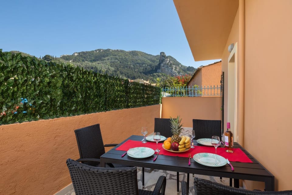 Day, View (from property/room), Dining area, Mountain view