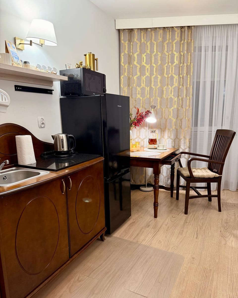 Kitchen or kitchenette, Dining area, oven