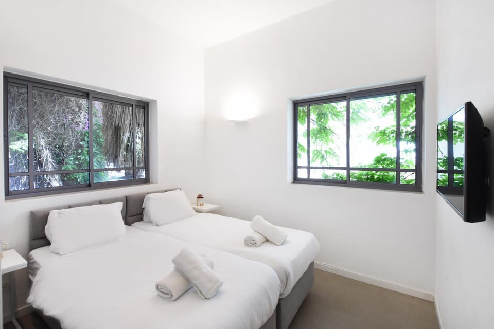 Bed, Bedroom, towels