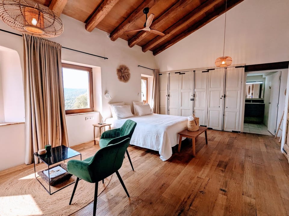 Photo of the whole room, Seating area, Bedroom