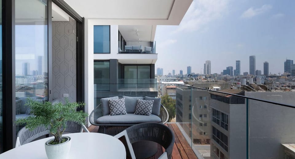 View (from property/room), Balcony/Terrace, City view