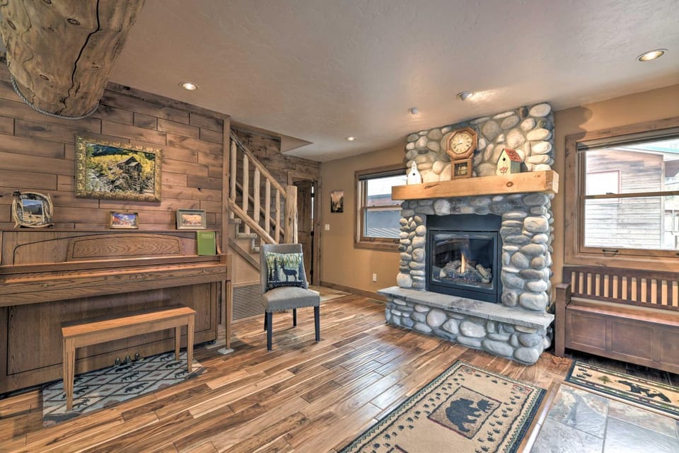 Updated Mtn Home w/ Deck on Uncompahgre River House in Ouray