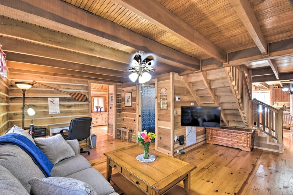‘The Lake Place’ Cabin w/ Golf Cart & Free Kayaks! Cabin in Lake Hartwell