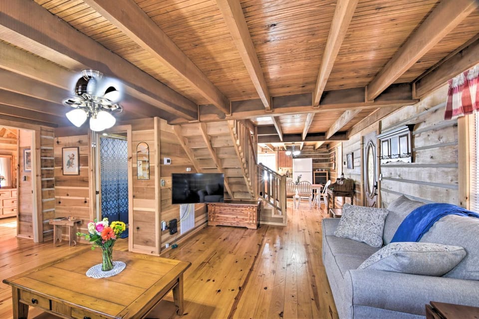 ‘The Lake Place’ Cabin w/ Golf Cart & Free Kayaks! Cabin in Lake Hartwell