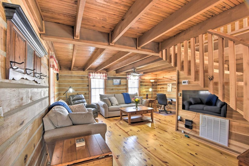 ‘The Lake Place’ Cabin w/ Golf Cart & Free Kayaks! Cabin in Lake Hartwell