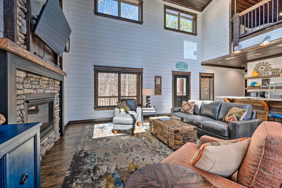 1 Mi to Broken Bow Lake! Luxury Cabin Getaway Cabin in Oklahoma