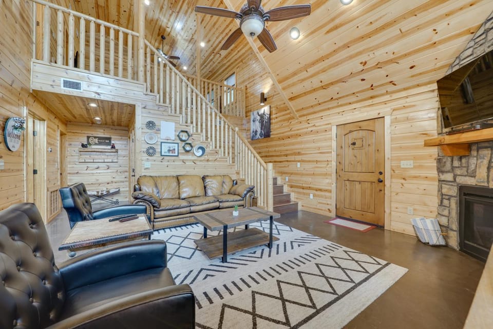 'Penny Lane Lodge' Broken Bow Cabin < 6 Mi to Lake Cabin in Broken Bow