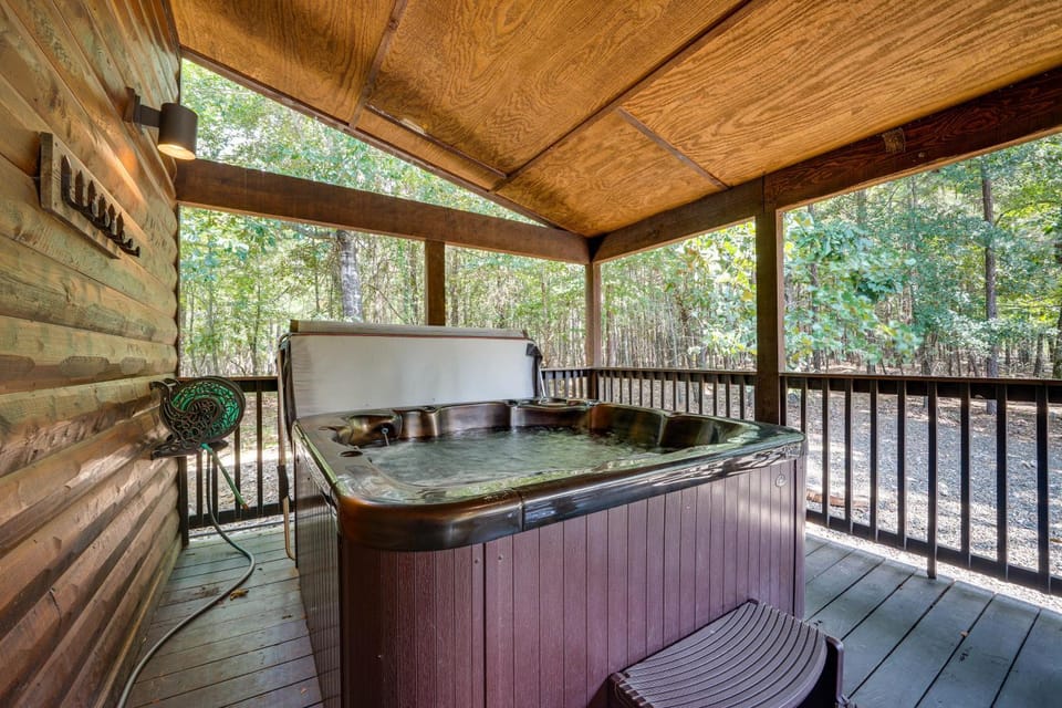 'Penny Lane Lodge' Broken Bow Cabin < 6 Mi to Lake Cabin in Broken Bow
