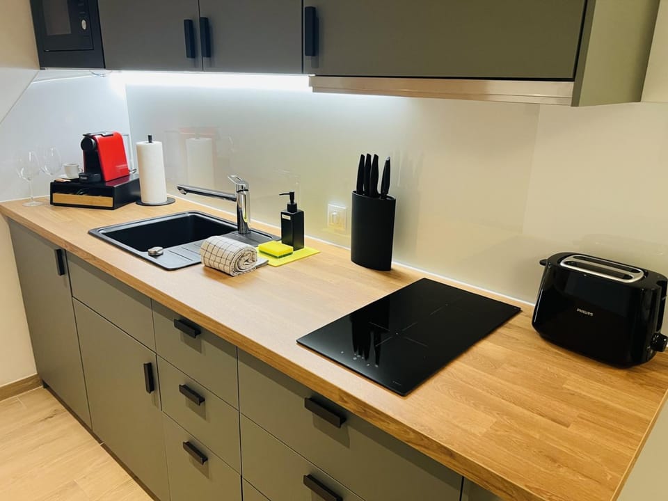 Coffee/tea facilities, Kitchen or kitchenette, stove, toaster