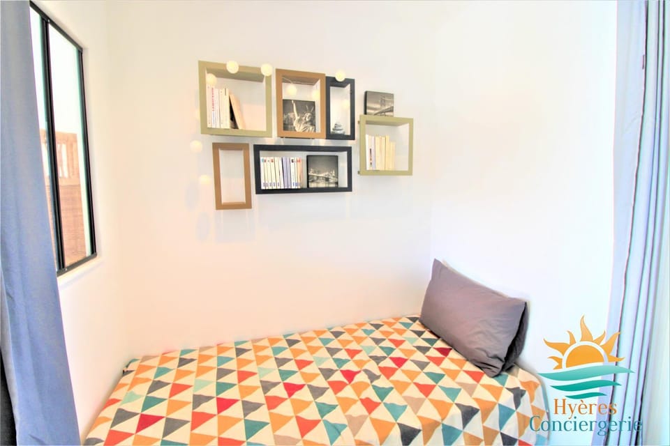 Photo of the whole room, Bedroom
