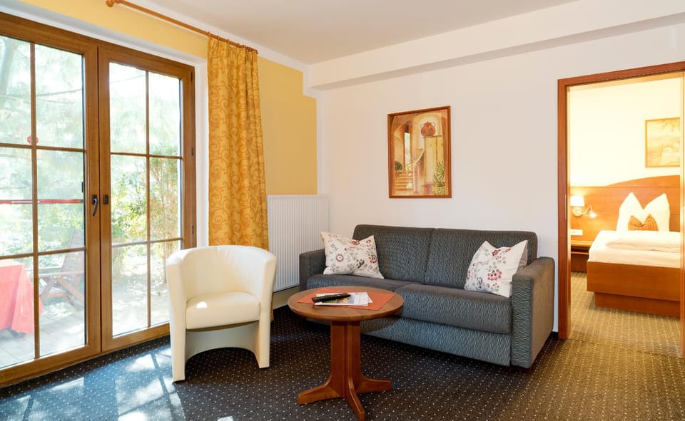 Bed, Living room, Photo of the whole room, Seating area