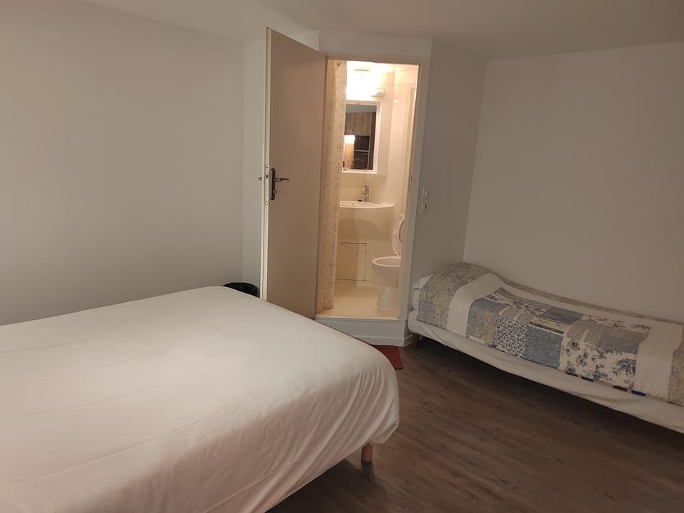 Bed, Bathroom, Photo of the whole room, Bedroom