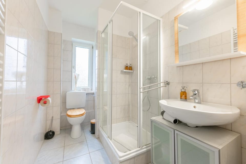 Shower, Toilet, Bathroom, towels