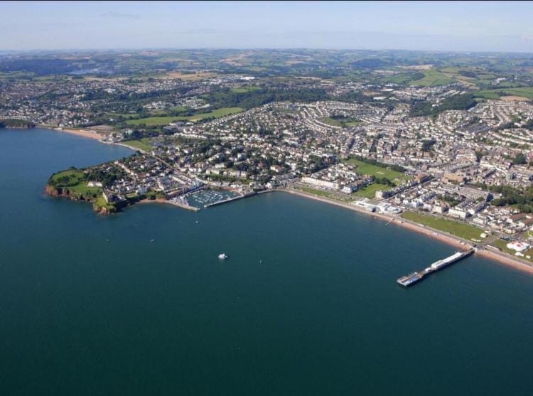 BARBIE HOUSE ,Opposite PIER & Beach ,SLEEPS 6 , 2 BEDROOM GROUND FLOOR SELF CONTAINED GARDEN FLAT , PRIVATE ENTRANCE , KITCHEN , Guaranteed Parking ,Wifi , Movies ,Bathroom ,fridge , microwave ,BEDROOM 1, DOUBLE BED & 2 SINGLE BEDS ,BEDROOM 2 , DOUBLE BED Apartment in Paignton