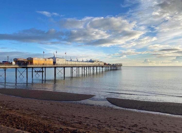 BARBIE HOUSE ,Opposite PIER & Beach ,SLEEPS 6 , 2 BEDROOM GROUND FLOOR SELF CONTAINED GARDEN FLAT , PRIVATE ENTRANCE , KITCHEN , Guaranteed Parking ,Wifi , Movies ,Bathroom ,fridge , microwave ,BEDROOM 1, DOUBLE BED & 2 SINGLE BEDS ,BEDROOM 2 , DOUBLE BED Apartment in Paignton