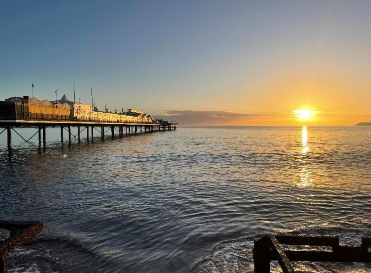 BARBIE HOUSE ,Opposite PIER & Beach ,SLEEPS 6 , 2 BEDROOM GROUND FLOOR SELF CONTAINED GARDEN FLAT , PRIVATE ENTRANCE , KITCHEN , Guaranteed Parking ,Wifi , Movies ,Bathroom ,fridge , microwave ,BEDROOM 1, DOUBLE BED & 2 SINGLE BEDS ,BEDROOM 2 , DOUBLE BED Apartment in Paignton