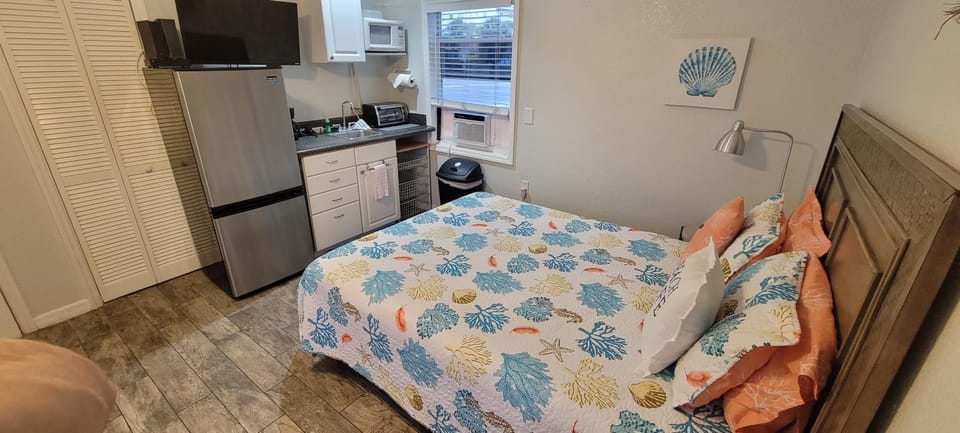 Wave Resort, Studio A2, Beach steps away!Pool+WiFi Apartment in Madeira Beach