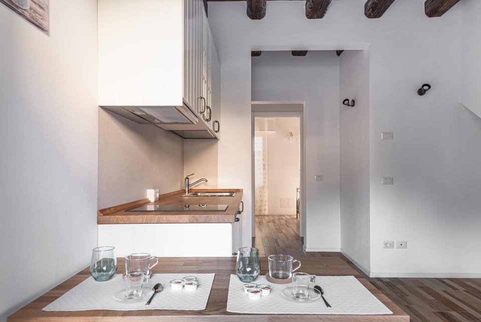 Coffee/tea facilities, Kitchen or kitchenette, Dining area, Drinks